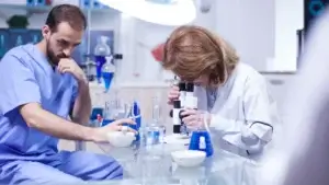 Salidas laborales en laboratorio clínico y biomédico en 2025