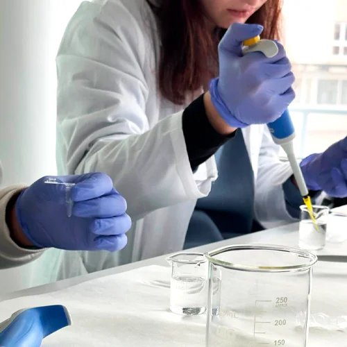 alumna de laboratorio